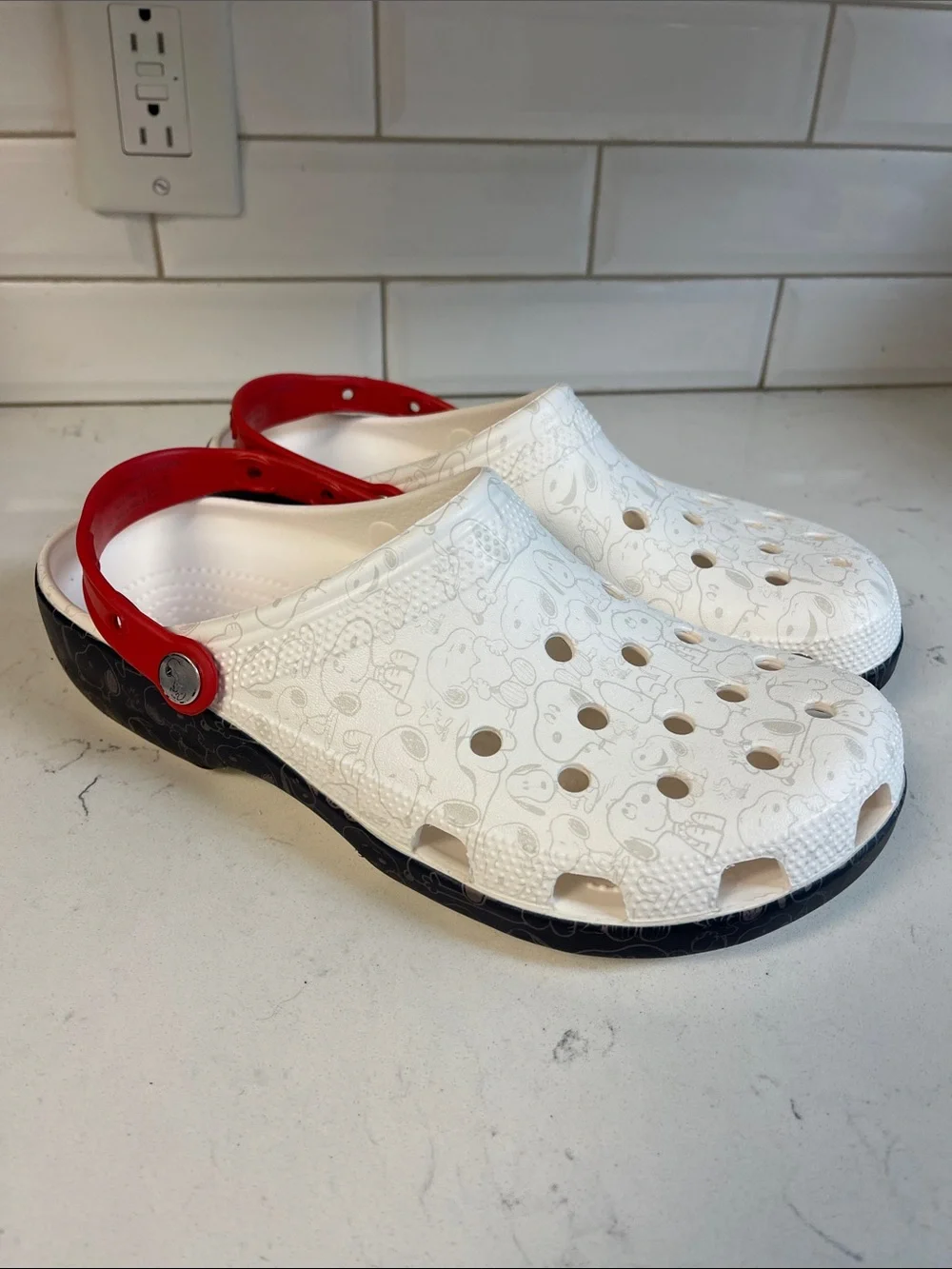 Crocs Peanuts Classic Clog Style # 211124 Size Men’s 10 - Women’s 12 No Jibbitz